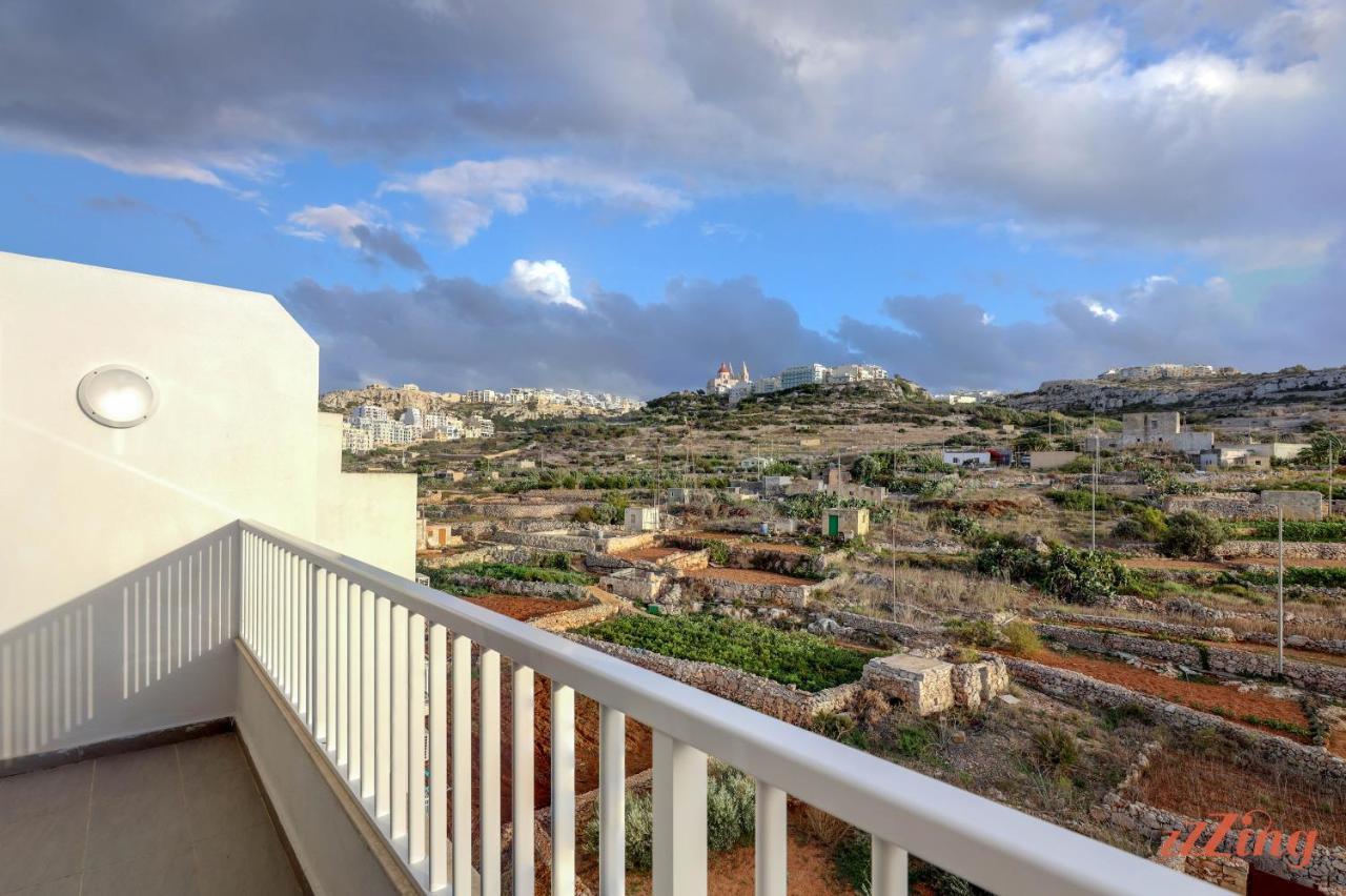 Pretty Beachfront Penthouse In Меллиеха Экстерьер фото